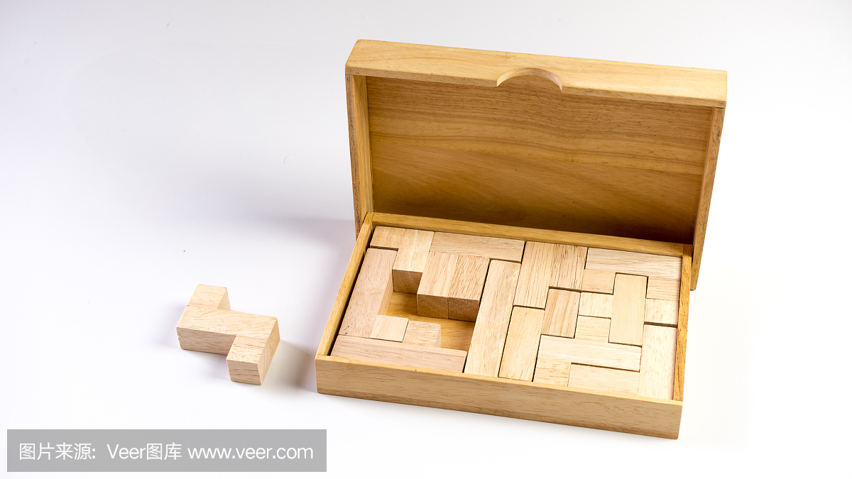 木制的拼图盒与缺失的部分在盒外